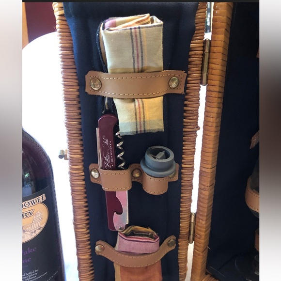 Vintage Insulated Wine Picnic Basket with Wine Journal and other Accessories - Picture 4 of 13